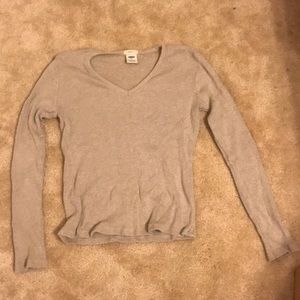 Long sleeved V-neck shirt
